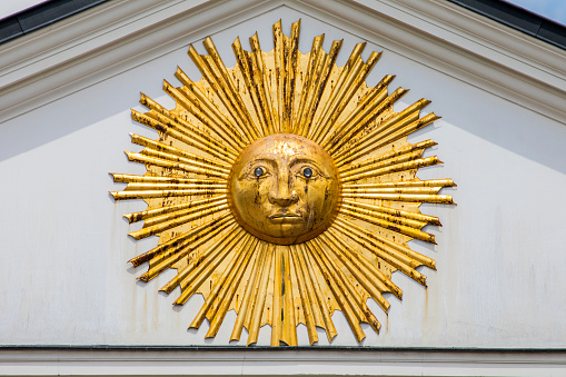 Escultura de sol en un edificio en Lille, Francia photo