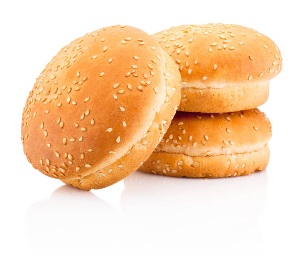 tres panecillos de hamburguesa con sésamo aisladas sobre fondo blanco - bun fotografías e imágenes de stock