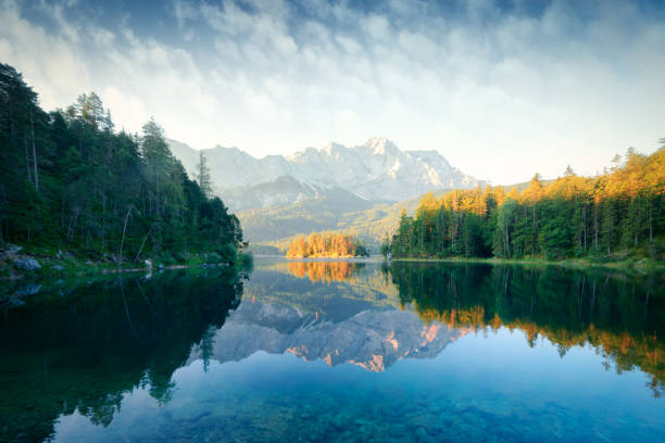 山湖 eibsee の幻想的な日の出 - wetterstein mountains bavaria mountain forest ストックフォトと画像