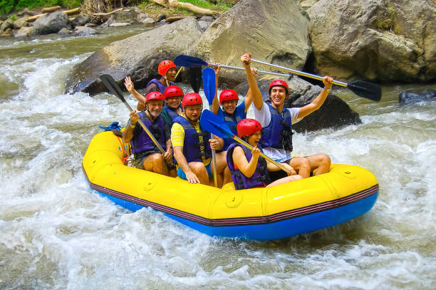 rafting no cânion no rio de montanha balis - rafting strength excitement men - fotografias e filmes do acervo