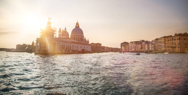 soleil d’hiver faible qui brille sur la basilique de santa maria della salute, venise, italie - venice italy flash photos et images de collection