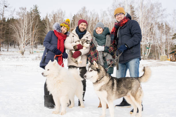 istock Young People Posing with Dogs 922000718
