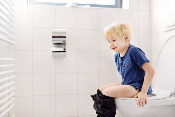 istock Cute little boy in restroom 922000860