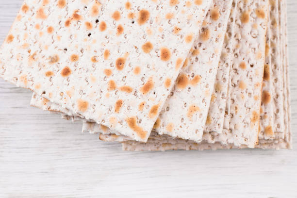 tradycyjne żydowskie koszerne matzo dla pesah wielkanocnych na drewnianym stole. - cooking close up matzo food zdjęcia i obrazy z banku zdjęć