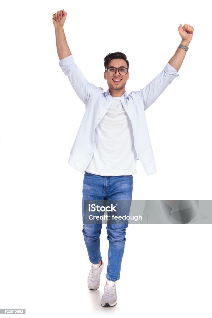 hombre casual con las manos en el aire es caminando - Foto de stock de Hombres libre de derechos