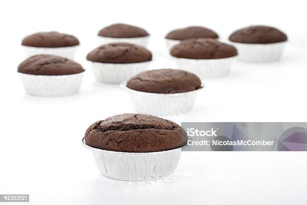 Domowe Czekoladowe Cupcakes Partii - zdjęcia stockowe i więcej obrazów Aluminium - Aluminium, Bez ludzi, Biały