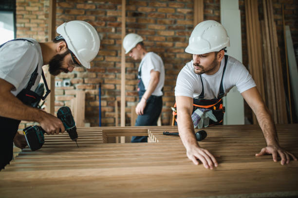 jovens operários trabalhando na casa renovação no apartamento. - multi tasking craftsperson work tool men - fotografias e filmes do acervo