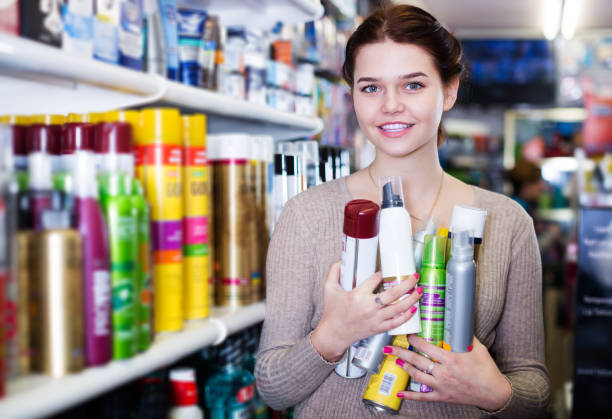 istock Customer looking for hair care products 922023562
