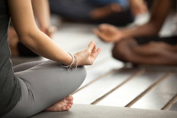 joven deportiva en ejercicio sukhasana, cerca - good posture yogaclass lifestyles sport fotografías e imágenes de stock