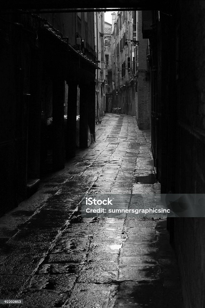 Oscuridad alley en Venecia - Foto de stock de Ciudad libre de derechos