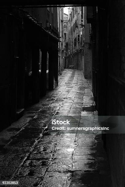 Oscuridad Alley En Venecia Foto de stock y más banco de imágenes de Ciudad - Ciudad, Oscuro, Abandonado