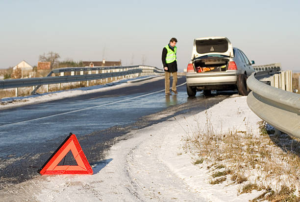 estrada de acidente - car winter road reflector snow - fotografias e filmes do acervo