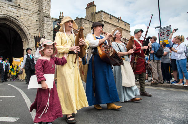 desfile medieval, kent de canterbury. - number of people traditional culture outdoors audience fotografías e imágenes de stock