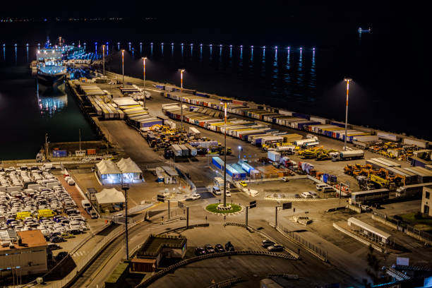 istock Landscape commercial harbor of night 922033920