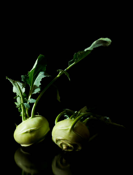 dois kohlrabies (alemão nabo ou couve nabo) com folhas - kohlrabi turnip kohlrabies cabbage - fotografias e filmes do acervo