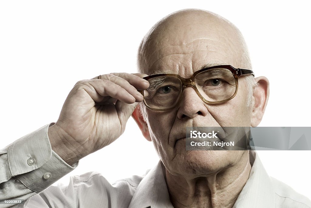 Пожилой мужчина с массивными очки изолированные на белом фоне - Стоковые фото Белый роялти-фри