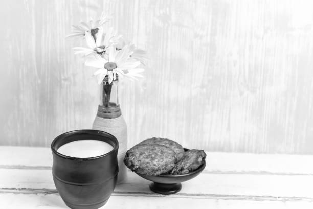 daisies and cookies and milk - cut flowers white small still life imagens e fotografias de stock