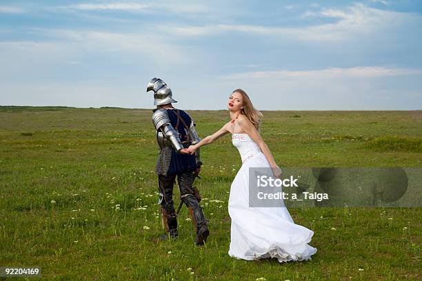 Las Fantasías Sobre El Tema De Su Boda La Novia Y Knight Foto de stock y más banco de imágenes de Blanco - Color