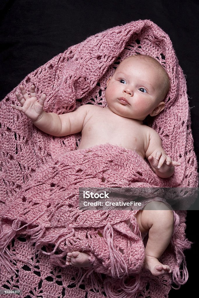 Niña bebé envuelto en rosa chal - Foto de stock de Asistencia sanitaria y medicina libre de derechos