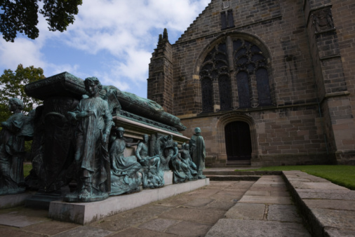 Arzobispo monument y tumba en King's College en Aberdeen photo