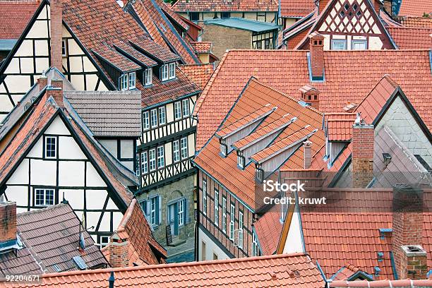 Красный С Видом На Крыши Quedlinburg — стоковые фотографии и другие картинки Германия - Германия, Жилищное строительство, Архитектура