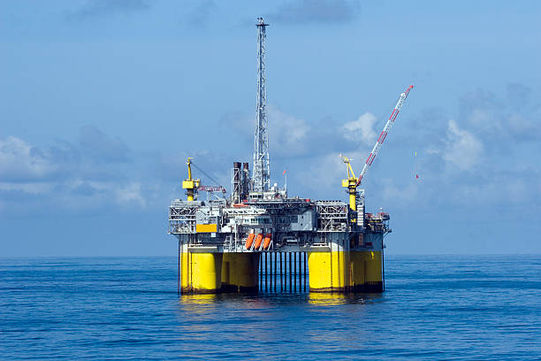 offshore oilrig - floating oil production platform foto e immagini stock