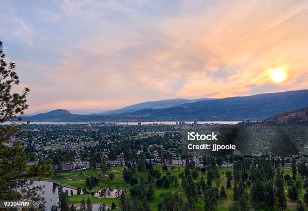 Foto de Kelowna Pôr Do Sol Depois De Queimar De Incêndios Florestais e mais fotos de stock de Kelowna