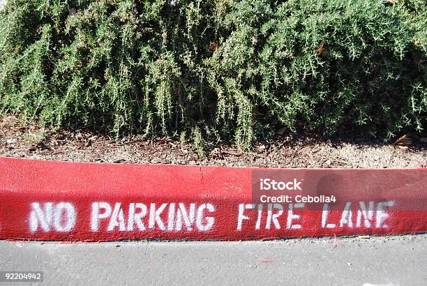 Um Vermelho Lancil Marcada Sem Estacionamento De Lane Com Alecrim Bush - Fotografias de stock e mais imagens de Alfalto