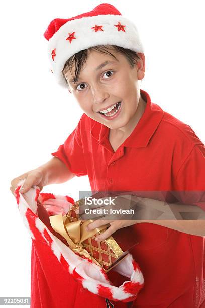 Criança Com Um Saco De Presentes - Fotografias de stock e mais imagens de Alegria - Alegria, Branco, Chapéu do Pai Natal