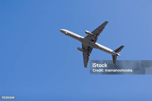 Avión Volando En El Cielo Foto de stock y más banco de imágenes de Ala de avión - Ala de avión, Aterrizar, Avión