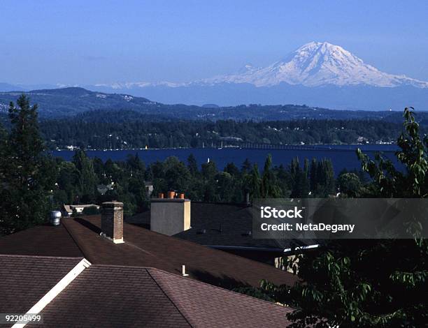 Photo libre de droit de Vue De Seattle Sur Le Mont Rainer banque d'images et plus d'images libres de droit de Activité de loisirs - Activité de loisirs, Beauté de la nature, Communauté