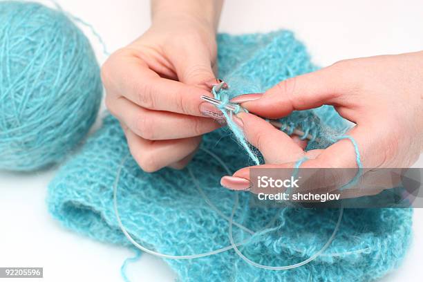Tricotar Um Pulôver - Fotografias de stock e mais imagens de Agulha - Loja de Miudezas - Agulha - Loja de Miudezas, Azul, Azul Turquesa