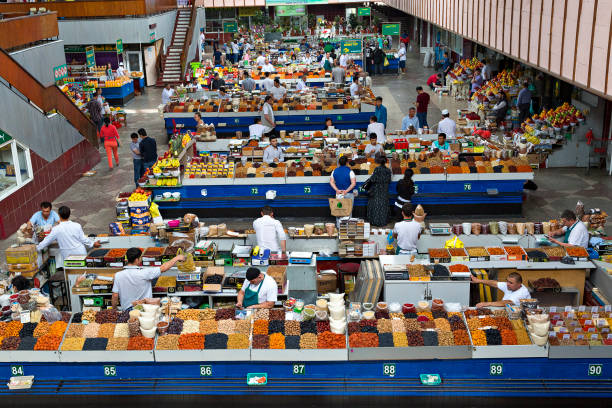 bazar de verde, en almaty, kazajstán - almaty fotografías e imágenes de stock