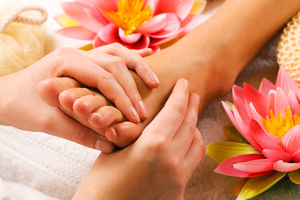 massaggio dei piedi - beauty women beautiful single flower foto e immagini stock
