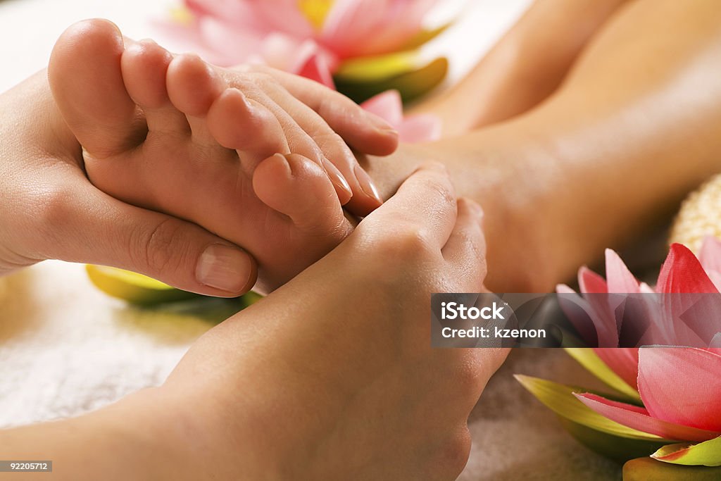 Massaggio dei piedi - Foto stock royalty-free di Riflessologia