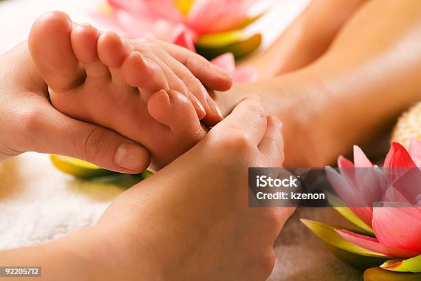 Massaggio Dei Piedi - Fotografie stock e altre immagini di Riflessologia - Riflessologia, Adulto, Armonia