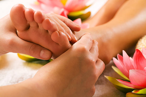 massagem nos pés - reflexology human foot spa treatment health spa imagens e fotografias de stock
