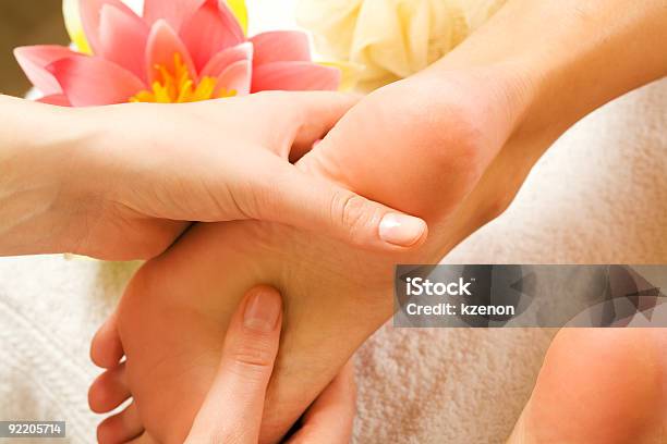 Photo libre de droit de Massage Des Pieds banque d'images et plus d'images libres de droit de Adulte - Adulte, Beauté, Belle femme