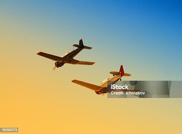 Avión Con Hélices Foto de stock y más banco de imágenes de Avión - Avión, Dos objetos, Número 2