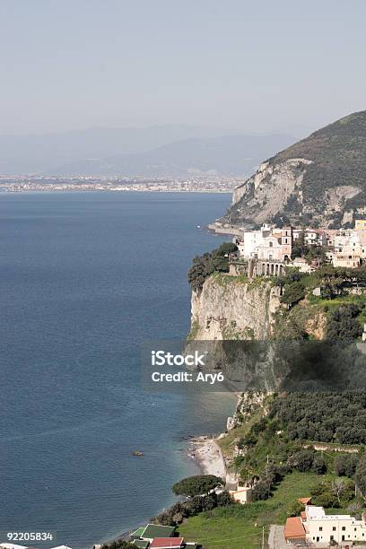 Costa Di Sorrento - Fotografie stock e altre immagini di Ambientazione esterna - Ambientazione esterna, Banchina, Caratteristica costiera