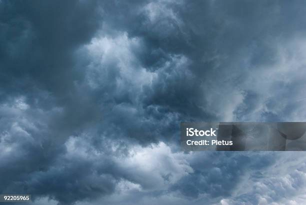 Nubi Di Tempesta - Fotografie stock e altre immagini di Bellezza naturale - Bellezza naturale, Blu, Cielo minaccioso