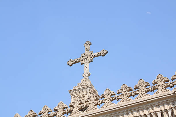 스톤 교차 맑은 푸른 하늘 - applauding cross cross shape jesus christ 뉴스 사진 이미지