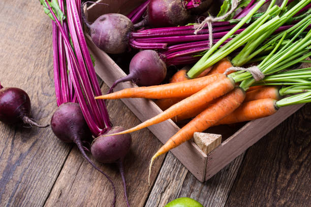 crate with different fresh farm vegetables - beet vegetable box crate imagens e fotografias de stock