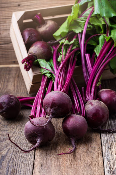 bunch of whole beetroots with green leaves - beet vegetable box crate imagens e fotografias de stock