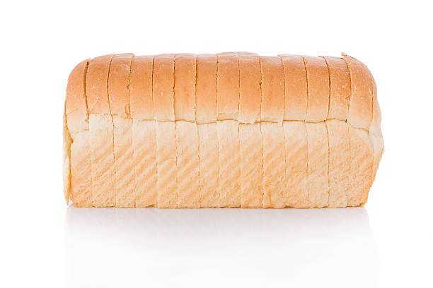 얇게 썬 식빵 한 덩어리 흰색 바탕에 그림자와 - sliced bread 뉴스 사진 이미지