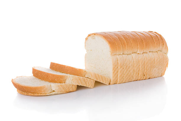 얇게 썬 식빵 한 덩어리 흰색 바탕에 그림자와 - 식빵 뉴스 사진 이미지