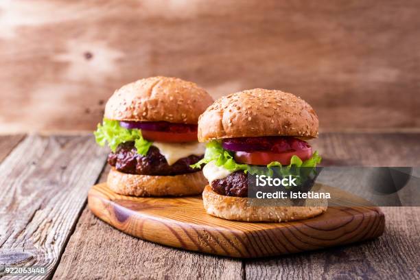 Deliciosa Hamburguesa Con Lechuga Queso Tomate Cebolla Roja Foto de stock y más banco de imágenes de Hamburguesa - Alimento