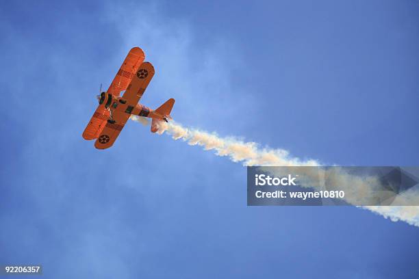 Avião Biplano - Fotografias de stock e mais imagens de Acrobacia aérea - Acrobacia aérea, Asa de aeronave, Avião