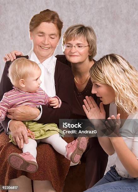 Quattro Generazioni - Fotografie stock e altre immagini di Abbracciare una persona - Abbracciare una persona, Adulto, Affettuoso