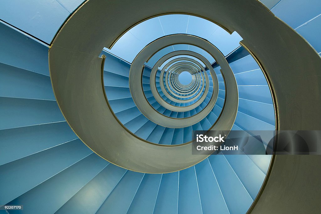 Wendeltreppe mit endlosen blauen Facetten - Lizenzfrei Architektur Stock-Foto